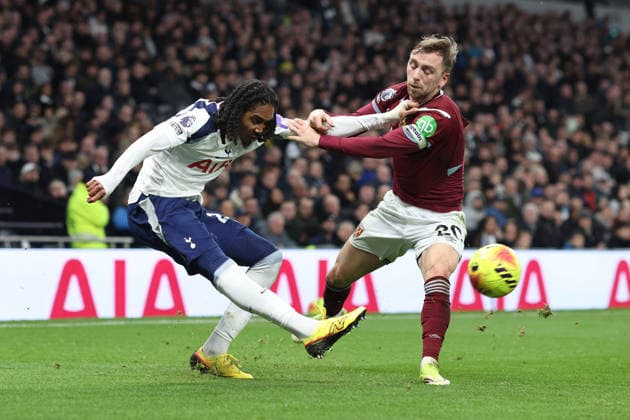 Tottenham gegen West Ham 17. Januar 2026, London Premier League Fußball Tottenham Hotspur gegen West Ham United Djed Spence von Tottenham Hotspur und Jarrod Bowen von West Ham United Foto Charlotte Wilson Abseits London UK  Copyright: xCharlottexWilsonx xOffsidexOffside