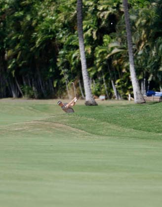 January 17, 2026, Honolulu, Hawaii, USA: JACOB BRIDGEMAN makes an approach shot on the 9th fairway during Round 3 of the 2026 Sony Open in Honolulu, Hawaii on January 17, 2026. Honolulu USA - ZUMAm310 20260117_zsp_m310_088 Copyright: xElliotxMilesx