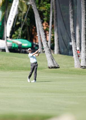January 17, 2026, Honolulu, Hawaii, USA: LEE HODGES makes an approach shot on the 9th fairway during Round 3 of the 2026 Sony Open in Honolulu, Hawaii on January 17, 2026. Honolulu USA - ZUMAm310 20260117_zsp_m310_098 Copyright: xElliotxMilesx