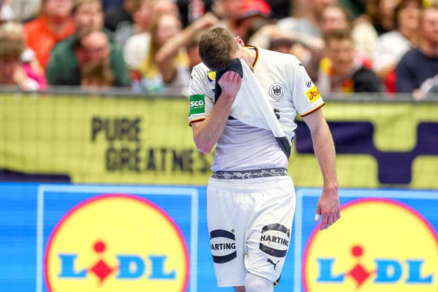 17 01 2026, Handball, Men s EHF EURO 2026, Germany Serbia, Jyske Bank Boxing in Herning, Denmark, Preliminary Round Lukas Zerbe Germany 17 disappointed disappointment Denmark