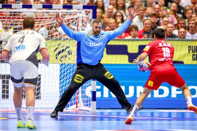 17 01 2026, Handball, Men s EHF EURO 2026, Germany Serbia, Jyske Bank Boxen in Herning, Denmark, Preliminary Round Andreas Wolff Germany 33 next to Nemanja Ilic Serbia 19 Denmark