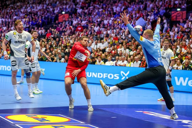 17 01 2026, Handball, Men s EHF EURO 2026, Germany Serbia, Jyske Bank Boxen in Herning, Denmark, Preliminary Round Dragan Pechmalbec Serbia 46 throws the ball at the goal of David Späth Germany 01 Denmark
