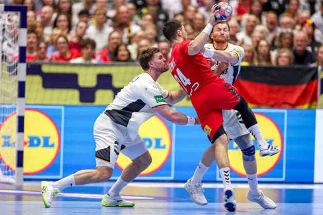17 01 2026, Handball, Men s EHF EURO 2026, Germany Serbia, Jyske Bank Boxing in Herning, Denmark, Preliminary Round Johannes Golla Germany 04 Tom Kiesler Germany 30 defend against Lazar Kukic Serbia 24 Denmark