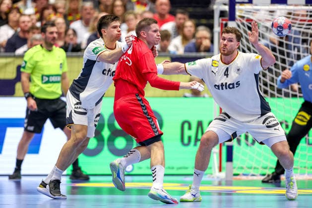17 01 2026, Handball, Men s EHF EURO 2026, Germany Serbia, Jyske Bank Boxing in Herning, Denmark, Preliminary Round Renars Uscins Germany 23 and Johannes Golla Germany 04 in a duel against Stefan Dodic Serbia 40 Denmark
