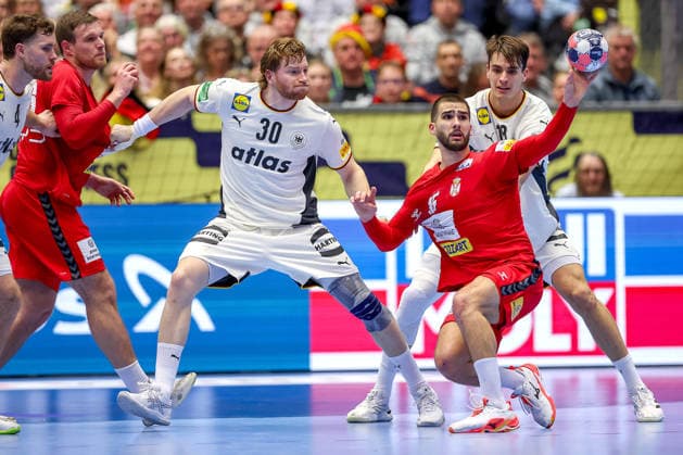 17 01 2026, Handball, Men s EHF EURO 2026, Germany Serbia, Jyske Bank Boxing in Herning, Denmark, Preliminary Round Tom Kiesler Germany 30 Julian Köster Germany 18 defend against Dragan Pechmalbec Serbia 46 Uros Kojadinovic Serbia 15 Denmark