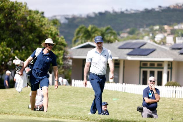 January 17, 2026, Honolulu, Hawaii, USA: 2025 Sony Open Champion, NICK TAYLOR, center, arrives at the 1st during Round 3 of the 2026 Sony Open in Honolulu, Hawaii on January 17, 2026. Honolulu USA - ZUMAm310 20260117_zsp_m310_120 Copyright: xElliotxMilesx