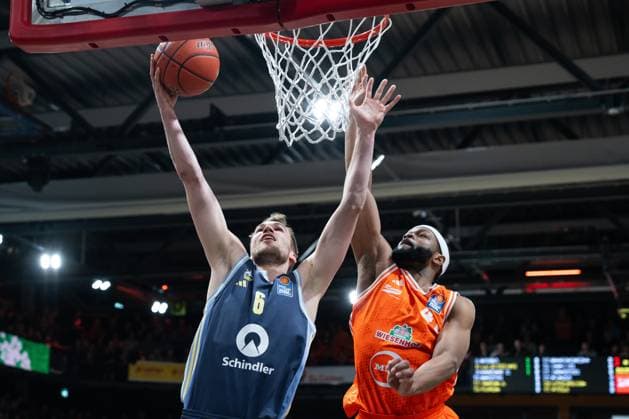 Game action with Malte Delow 6 Alba Berlin and Lloyd Pandi 41 Rasta Vechta under the basket on matchday 16 of the EasyCredit BBL Game action with Malte Delow 6 Alba Berlin and Lloyd Pandi 41 Rasta Vechta Copyright: xFeyzullahxGökalp feyzofsportsx