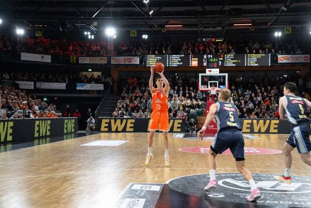 Game action with Joschka Ferner 9 Rasta Vechta , Sam Griesel 5 Alba Berlin and Jonas Mattisseck 9 Alba Berlin on matchday 16 of the EasyCredit BBL Game action with Joschka Ferner 9 Rasta Vechta throwing a shot Copyright: xFeyzullahxGökalp feyzofsportsx