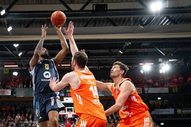 Game action with Jwan Roberts 13 Alba Berlin throwing against Philipp Herkenhoff 14 Rasta Vechta and Dominik Dolic 8 Rasta Vechta on matchday 16 of the EasyCredit BBL Game action with Jwan Roberts 13 Alba Berlin Copyright: xFeyzullahxGökalp feyzofsportsx