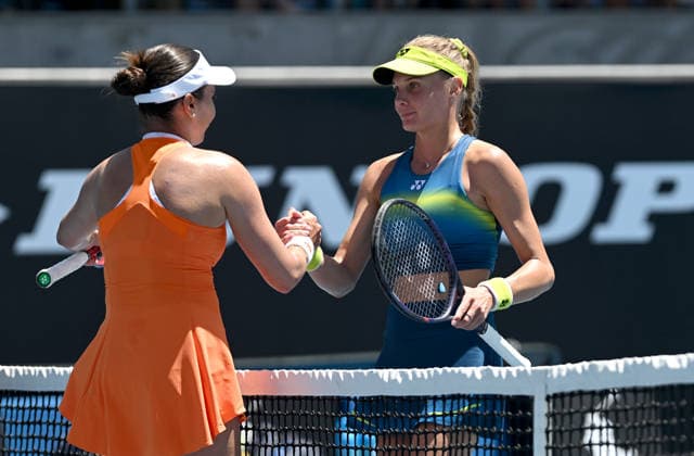 TENNIS AUSTRALIAN OPEN, Elena-Gabriela Ruse of Romania (left) shakes hands with Dayana Yastremska of Ukraine after winning the Women™s 1st round match against on day 1 of the 2026 Australian Open tennis tournament at Melbourne Park in Melbourne, Wednesday, January 14, 2026. ( NO ARCHIVING MELBOURNE VICTORIA AUSTRALIA  Copyright: xLUKASxCOCHx 20260118111075425690