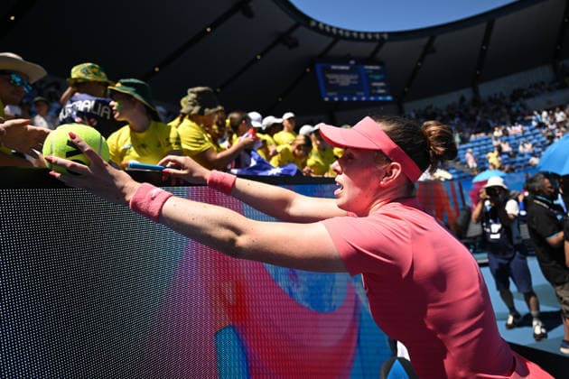 TENNIS AUSTRALIAN OPEN, Talia Gibson of Australia signs autographs following her Women™s 1st round win against Anna Blinkova of Russia on day 1 of the 2026 Australian Open tennis tournament at Melbourne Park in Melbourne, Wednesday, January 14, 2026. ( NO ARCHIVING MELBOURNE VICTORIA AUSTRALIA  Copyright: xLUKASxCOCHx 20260118149343839280