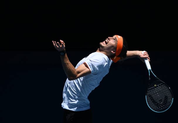 TENNIS AUSTRALIAN OPEN, Alexander Zverev of Germany prepares to serve during the Men™s 1st round match against Gabriel Diallo of Canada on day 1 of the 2026 Australian Open tennis tournament at Melbourne Park in Melbourne, Sunday, January 18, 2026. ( NO ARCHIVING MELBOURNE VICTORIA AUSTRALIA  Copyright: xJOELxCARRETTx 20260118164253474278