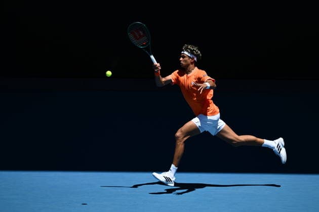 TENNIS AUSTRALIAN OPEN, Gabriel Diallo of Canada in action during the Men™s 1st round match against Alexander Zverev of Germany on day 1 of the 2026 Australian Open tennis tournament at Melbourne Park in Melbourne, Sunday, January 18, 2026. ( NO ARCHIVING MELBOURNE VICTORIA AUSTRALIA  Copyright: xJOELxCARRETTx 20260118160144607207