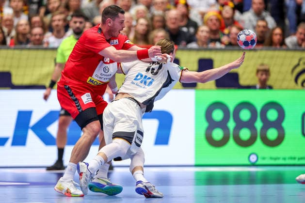 17 01 2026, Handball, Men s EHF EURO 2026, Germany Serbia, Jyske Bank Boxing in Herning, Denmark, Preliminary Round Mijajlo Marsenic Serbia 93 in a duel against Juri Knorr Germany 15 Denmark