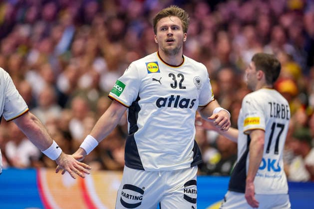 17 01 2026, Handball, Men s EHF EURO 2026, Germany Serbia, Jyske Bank Boxing in Herning, Denmark, Preliminary Round Franz Semper Germany 32 cheering Denmark
