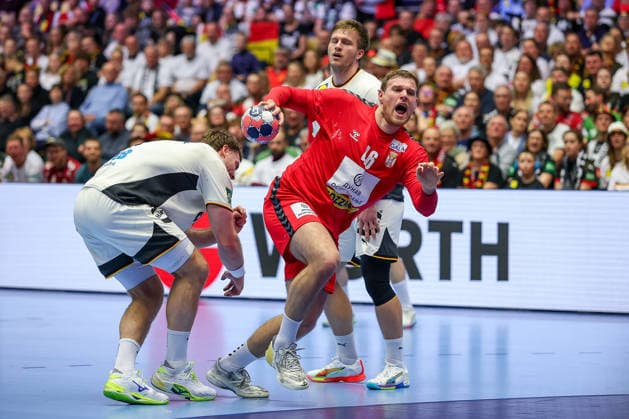 17 01 2026, Handball, Men s EHF EURO 2026, Germany Serbia, Jyske Bank Boxen in Herning, Denmark, Preliminary Round Dragan Pechmalbec Serbia 46 next to Johannes Golla Germany 04 Denmark