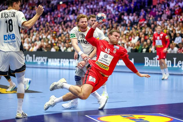 17 01 2026, Handball, Men s EHF EURO 2026, Germany Serbia, Jyske Bank Boxing in Herning, Denmark, Preliminary Round Dragan Pechmalbec Serbia 46 in duel against Tom Kiesler Germany 30 Denmark
