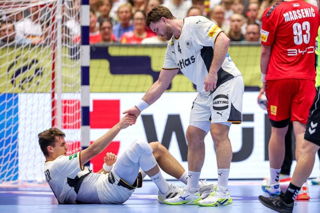 17 01 2026, Handball, Men s EHF EURO 2026, Germany Serbia, Jyske Bank Boxing in Herning, Denmark, Preliminary Round Johannes Golla Germany 04 helps Julian Köster Germany 18 on his feet Denmark
