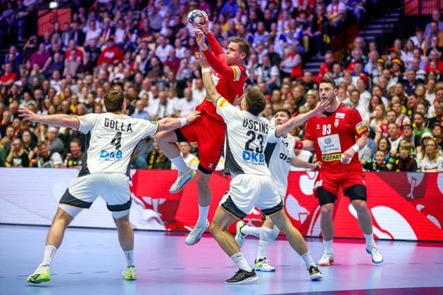 17 01 2026, Handball, Men s EHF EURO 2026, Germany Serbia, Jyske Bank Boxing in Herning, Denmark, Preliminary Round Johannes Golla Germany 04 and Renars Uscins Germany 23 defend at the circle against Stefan Dodic Serbia 40 Denmark