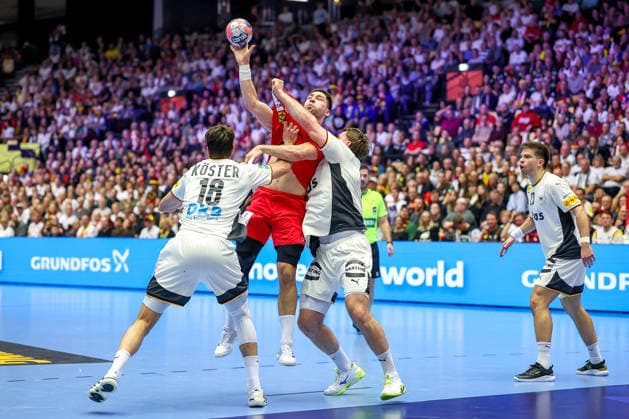 17 01 2026, Handball, Men s EHF EURO 2026, Germany Serbia, Jyske Bank Boxing in Herning, Denmark, Preliminary Round Lazar Kukic Serbia 24 is tied up by Julian Köster Germany 18 and Johannes Golla Germany 04 Denmark