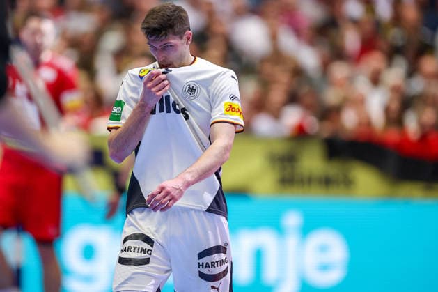 17 01 2026, Handball, Men s EHF EURO 2026, Germany Serbia, Jyske Bank Boxing in Herning, Denmark, Preliminary Round Lukas Zerbe Germany 17 disappointed disappointment Denmark
