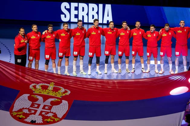 17 01 2026, Handball, Men s EHF EURO 2026, Germany Serbia, Jyske Bank Boxen in Herning, Denmark, Preliminary Round The Serbian team stands together arm in arm during the national anthem Denmark