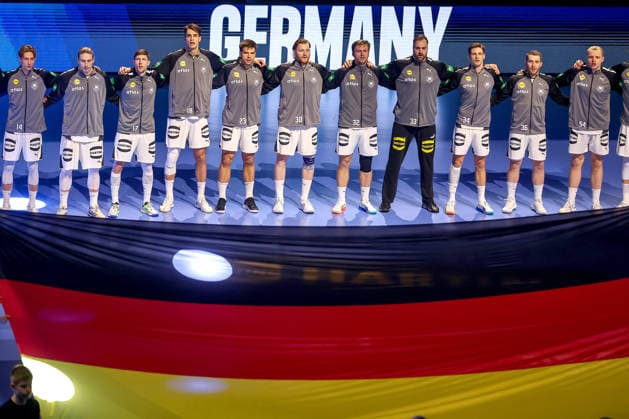 17 01 2026, Handball, Men s EHF EURO 2026, Germany Serbia, Jyske Bank Boxing in Herning, Denmark, Preliminary Round The German national team stands together behind the national flag before the match L R Mathis Häseler Germany 14 Juri Knorr Germany 15 Lukas Zerbe Germany 17 Julian Köster Germany 18 Renars Uscins Germany 23 Tom Kiesler Germany 30 Franz Semper Germany 32 Andreas Wolff Germany 33 Rune Dahmke Germany 34 Lukas Mertens Germany 36 Justus Fischer Germany 54 Denmark