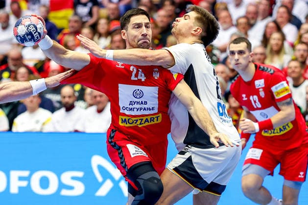 17 01 2026, Handball, Men s EHF EURO 2026, Germany Serbia, Jyske Bank Boxing in Herning, Denmark, Preliminary Round Lazar Kukic Serbia 24 in duel against Renars Uscins Germany 23 Denmark