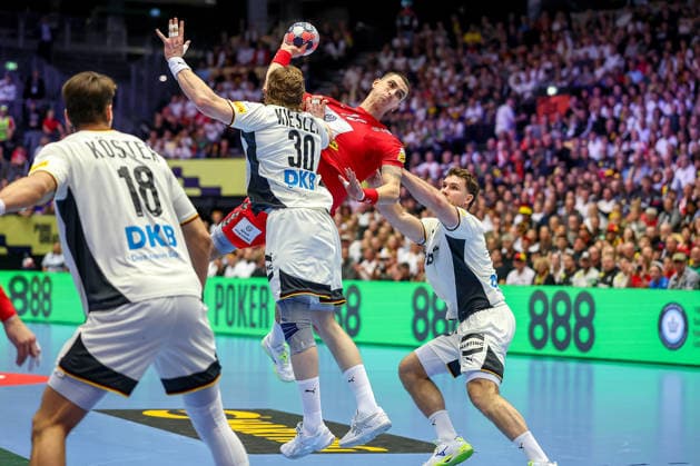 17 01 2026, Handball, Men s EHF EURO 2026, Germany Serbia, Jyske Bank Boxen in Herning, Denmark, Preliminary Round Julian Köster Germany 18 Tom Kiesler Germany 30 Johannes Golla Germany 04 Nemanja Ilic Serbia 19 Denmark