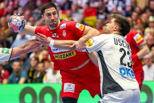 17 01 2026, Handball, Men s EHF EURO 2026, Germany Serbia, Jyske Bank Boxing in Herning, Denmark, Preliminary Round Lazar Kukic Serbia 24 in duel against Renars Uscins Germany 23 Denmark