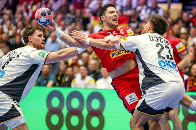 17 01 2026, Handball, Men s EHF EURO 2026, Germany Serbia, Jyske Bank Boxing in Herning, Denmark, Preliminary Round Lazar Kukic Serbia 24 in duel against Renars Uscins Germany 23 Denmark