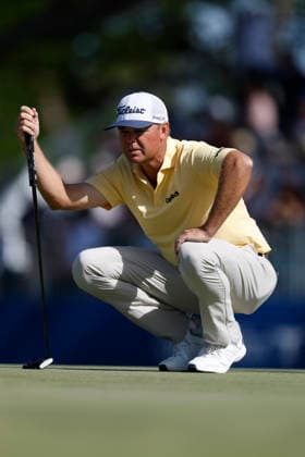 January 17, 2026, Honolulu, Hawaii, USA: PATTON KIZZIRE studies the green at the 18th hole during Round 3 of the 2026 Sony Open in Honolulu, Hawaii on January 17, 2026. Honolulu USA - ZUMAm310 20260117_zsp_m310_129 Copyright: xElliotxMilesx