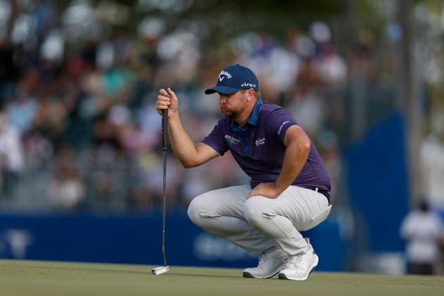 January 17, 2026, Honolulu, Hawaii, USA: BRICE GARNETT studies the 18th green during Round 3 of the 2026 Sony Open in Honolulu, Hawaii on January 17, 2026. Honolulu USA - ZUMAm310 20260117_zsp_m310_132 Copyright: xElliotxMilesx