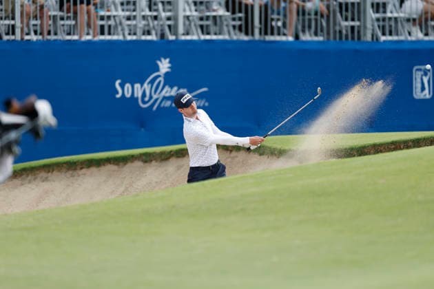 January 17, 2026, Honolulu, Hawaii, USA: ALEX SMALLEY makes a chip shot from the bunker at the 18th green during Round 3 of the 2026 Sony Open in Honolulu, Hawaii on January 17, 2026. Honolulu USA - ZUMAm310 20260117_zsp_m310_137 Copyright: xElliotxMilesx