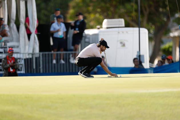 January 17, 2026, Honolulu, Hawaii, USA: PATRICK ROGERS places his ball on the 18th green during Round 3 of the 2026 Sony Open in Honolulu, Hawaii on January 17, 2026. Honolulu USA - ZUMAm310 20260117_zsp_m310_139 Copyright: xElliotxMilesx