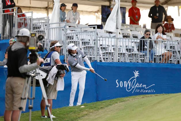 January 17, 2026, Honolulu, Hawaii, USA: S.H. KIM makes a chip shot onto the 18th green during Round 3 of the 2026 Sony Open in Honolulu, Hawaii on January 17, 2026. Honolulu USA - ZUMAm310 20260117_zsp_m310_148 Copyright: xElliotxMilesx
