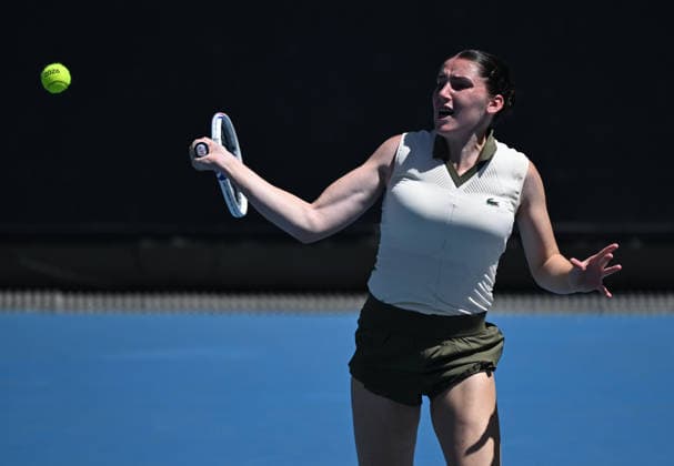 TENNIS AUSTRALIAN OPEN, Elsa Jacquemot of France in action during the Women™s 1st round match against Marta Kostyuk of Ukraine on day 1 of the 2026 Australian Open tennis tournament at Melbourne Park in Melbourne, Sunday, January 18, 2026. ( NO ARCHIVING MELBOURNE VICTORIA AUSTRALIA  Copyright: xJAMESxROSSx 20260118123849942765