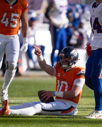 January 17, 2026: Denver Broncos quarterback Bo Nix (10) signals first down in the AFC Divisional Round playoff football game between the Denver Broncos and Buffalo Bills. CSM. - ZUMAc04_ 20260117_zma_c04_319 Copyright: xDerekxRegensburgerx