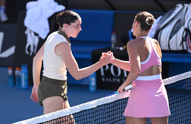 TENNIS AUSTRALIAN OPEN, Elsa Jacquemot of France (l) shakes hands after winning the Women™s 1st round match against Marta Kostyuk of Ukraine on day 1 of the 2026 Australian Open tennis tournament at Melbourne Park in Melbourne, Sunday, January 18, 2026. ( NO ARCHIVING MELBOURNE VICTORIA AUSTRALIA  Copyright: xJAMESxROSSx 20260118152154018837