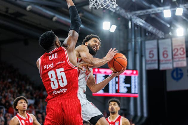 Ejiofor Onu BMA365 Bamberg Baskets, 35 , Davion Mintz Fit One Wuerzburg Baskets, 10 , BMA365 Bamberg Baskets vs Fitness First Wuerzburg Baskets, Basketball, easyCredit BBL, Matchday 16, 17 01 2026 BMA365 Bamberg Baskets vs Fitness First Wuerzburg Baskets, Basketball, easyCredit BBL, Matchday 16, 17 01 2026 Bamberg Copyright: xEibner-Pressefoto G.xSantemizx EP_EER