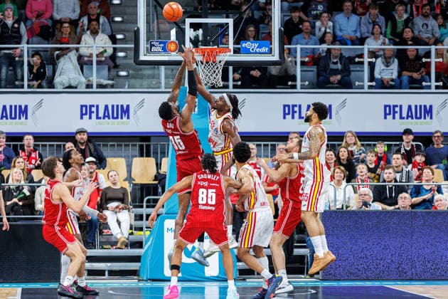 Ejiofor Onu BMA365 Bamberg Baskets, 35 , Charles Thompson Fit One Wuerzburg Baskets, 32 , BMA365 Bamberg Baskets vs Fitness First Wuerzburg Baskets, Basketball, easyCredit BBL, Matchday 16, 17 01 2026 BMA365 Bamberg Baskets vs Fitness First Wuerzburg Baskets, Basketball, easyCredit BBL, Matchday 16, 17 01 2026 Bamberg Copyright: xEibner-Pressefoto G.xSantemizx EP_EER