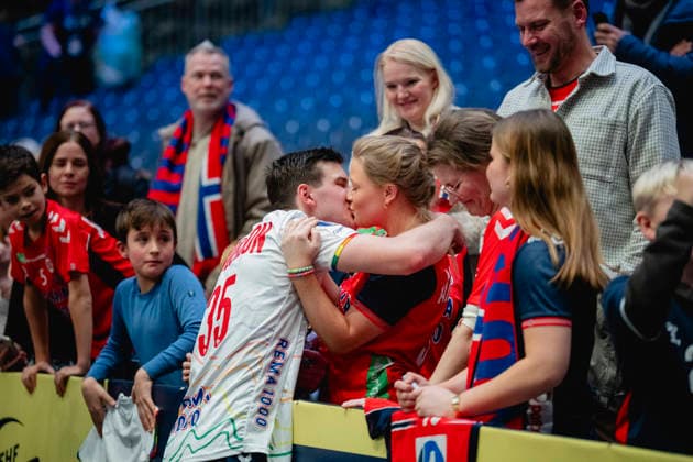 European Handball Championship, Czech Republic Norway Baerum 20260117 Patrick Anderson gets a kiss from his girlfriend after the European Handball Championship between the Czech Republic and Norway in Unity arena Photo Stian Lysberg Solum NTB Baerum Norway JEwOI WMp U EDITORIAL USE ONLY Ref BNCJEwOI WMp U jpg  Copyright: xStianxLysbergxSolumx xNTBx Baerum Norge EDITORIAL USE ONLY. RESTRICTED USE FOR BETTING COMPANIES Ref:_BNCJEwOI-WMp-U.jpg