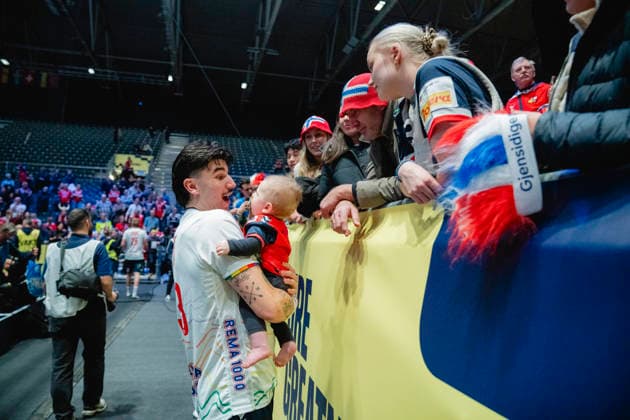 European Handball Championship, Czech Republic Norway Baerum 20260117 Simen Lyse with Luka and his partner Mari Brandso during the European Handball Championship between the Czech Republic and Norway in Unity arena Photo Stian Lysberg Solum NTB Baerum Norway lhDixA9Bux4 EDITORIAL USE ONLY Ref BNClhDixA9Bux4 jpg  Copyright: xStianxLysbergxSolumx xNTBx Baerum Norge EDITORIAL USE ONLY. RESTRICTED USE FOR BETTING COMPANIES Ref:_BNClhDixA9Bux4.jpg