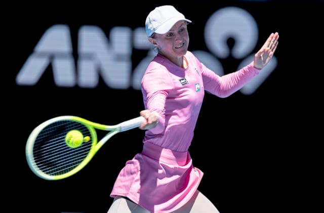 (260118) -- MELBOURNE, Jan. 18, 2026 -- Aliaksandra Sasnovich hits a return during the women s singles 1st round match between Jasmine Paolini of Italy and Aliaksandra Sasnovich of Belarus at the Australian Open tennis tournament in Melbourne, Australia, Jan. 18, 2026. (Photo by Xinhua) (SP)AUSTRALIA-MELBOURNE-TENNIS-AUSTRALIAN OPEN-WOMEN S SINGLES-DAY 1 HuxJingchen 
