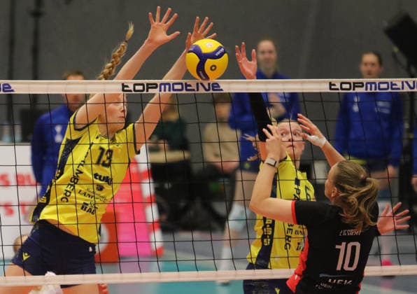 Womens Volleyball Bundesliga Scene from the match between the ETV Hamburger Volksbank Volleys and SSC Palmberg Schwerin during a block attempt