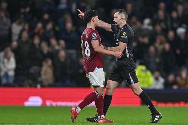 (260118) -- LONDON, Jan. 18, 2026 -- Referee Jarred Gillett speaks with Mateus Fernandes (L) of West Ham United during the English Premier League match between Tottenham Hotspur and West Ham United in London, Britain, on Jan. 17, 2026. FOR EDITORIAL USE ONLY. NOT FOR SALE FOR MARKETING OR ADVERTISING CAMPAIGNS. NO USE WITH UNAUTHORIZED AUDIO, VIDEO, DATA, FIXTURE LISTS, CLUB LEAGUE LOGOS OR LIVE SERVICES. ONLINE IN-MATCH USE LIMITED TO 45 IMAGES, NO VIDEO EMULATION. NO USE IN BETTING, GAMES OR SINGLE CLUB LEAGUE PLAYER PUBLICATIONS. (SP)BRITAIN-LONDON-FOOTBALL-PREMIER LEAGUE-TOTTENHAM HOTSPUR VS WEST HAM UNITED LixYing