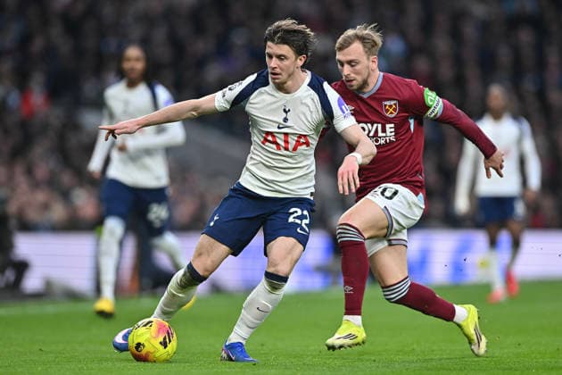 (260118) -- LONDON, Jan. 18, 2026 -- Conor Gallagher (L) of Tottenham Hotspur battles with Jarrod Bowen of West Ham United during the English Premier League match between Tottenham Hotspur and West Ham United in London, Britain, on Jan. 17, 2026. FOR EDITORIAL USE ONLY. NOT FOR SALE FOR MARKETING OR ADVERTISING CAMPAIGNS. NO USE WITH UNAUTHORIZED AUDIO, VIDEO, DATA, FIXTURE LISTS, CLUB LEAGUE LOGOS OR LIVE SERVICES. ONLINE IN-MATCH USE LIMITED TO 45 IMAGES, NO VIDEO EMULATION. NO USE IN BETTING, GAMES OR SINGLE CLUB LEAGUE PLAYER PUBLICATIONS. (SP)BRITAIN-LONDON-FOOTBALL-PREMIER LEAGUE-TOTTENHAM HOTSPUR VS WEST HAM UNITED LixYing
