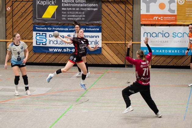 Ronja Buehler TG Nuertingen, 09 and Lena Lindemann Bergischer HC 06, 71 , TG Nuertingen vs Bergischer HC 06, Handball, 2 Bundesliga Women, Matchday 14, Season 2025 2026, 17 01 2026, TG Nuertingen vs Bergischer HC 06, Handball, 2 Bundesliga Women, Matchday 14, Season 2025 2026, 17 01 2026 Nuertingen Copyright: xEibner-Pressefoto MaxxVogelx EP_MVL