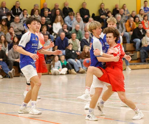 17 01 2026 Handball Master Round B Juniors TSV Pfungstadt TuSEM Essen 33 36 li Felix Patrzalek 8 TSV blocks Moritz Rhiem 23 TuSEM in front of a packed crowd Pfungstadt Hesse Germany