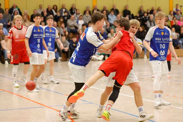 17 01 2026 Handball Master Round B Juniors TSV Pfungstadt TuSEM Essen 33 36 left Jonathan Busch 13 TSV Mitte Paul Bandura 55 TuSEM right Felix Patrzalek 8 TSV Pfungstadt Hesse Germany
